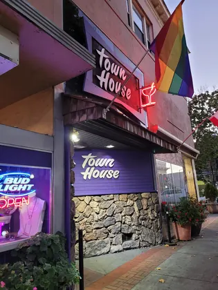Town House Cocktail Lounge, business photo 4